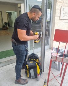 יוסי מנעולים